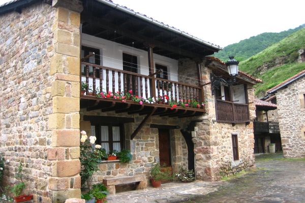 Casas típicas de Barcena Mayor