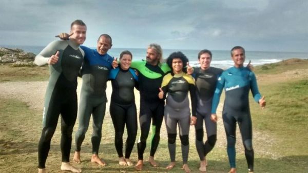Jóvenes invidentes hacen surf en Cantabria