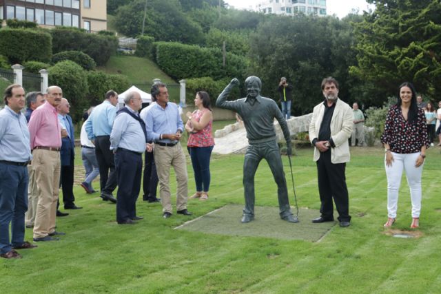 Estatua homenaje a Severiano Ballesteros en Pedreña Cantabria