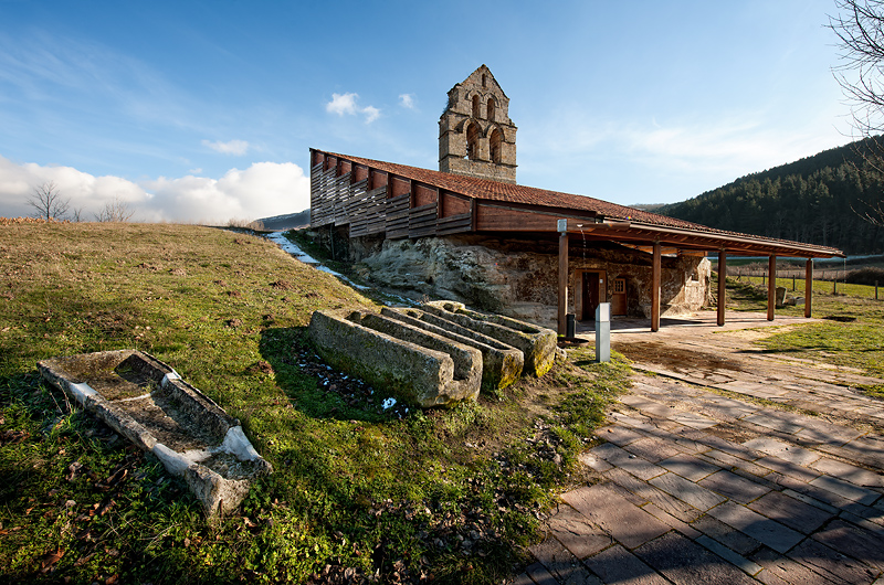 Iglesia rupestre de Santa María de Valverde - Turismo de Cantabria ...