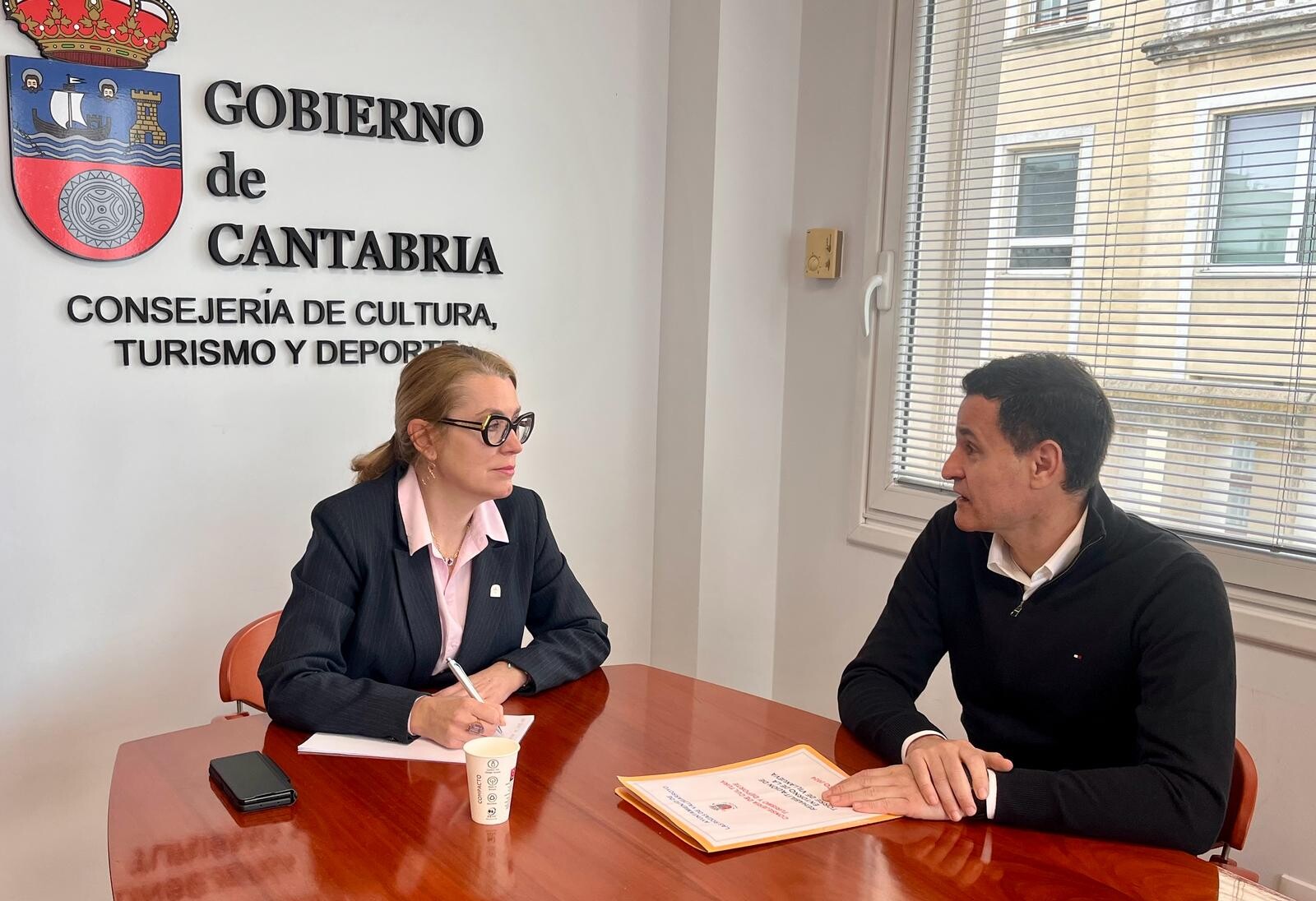 Reunión consejera alcalde Las Rozas de Valdearroyo