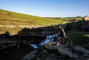 Tour al acantilado El Bolao desde Comillas