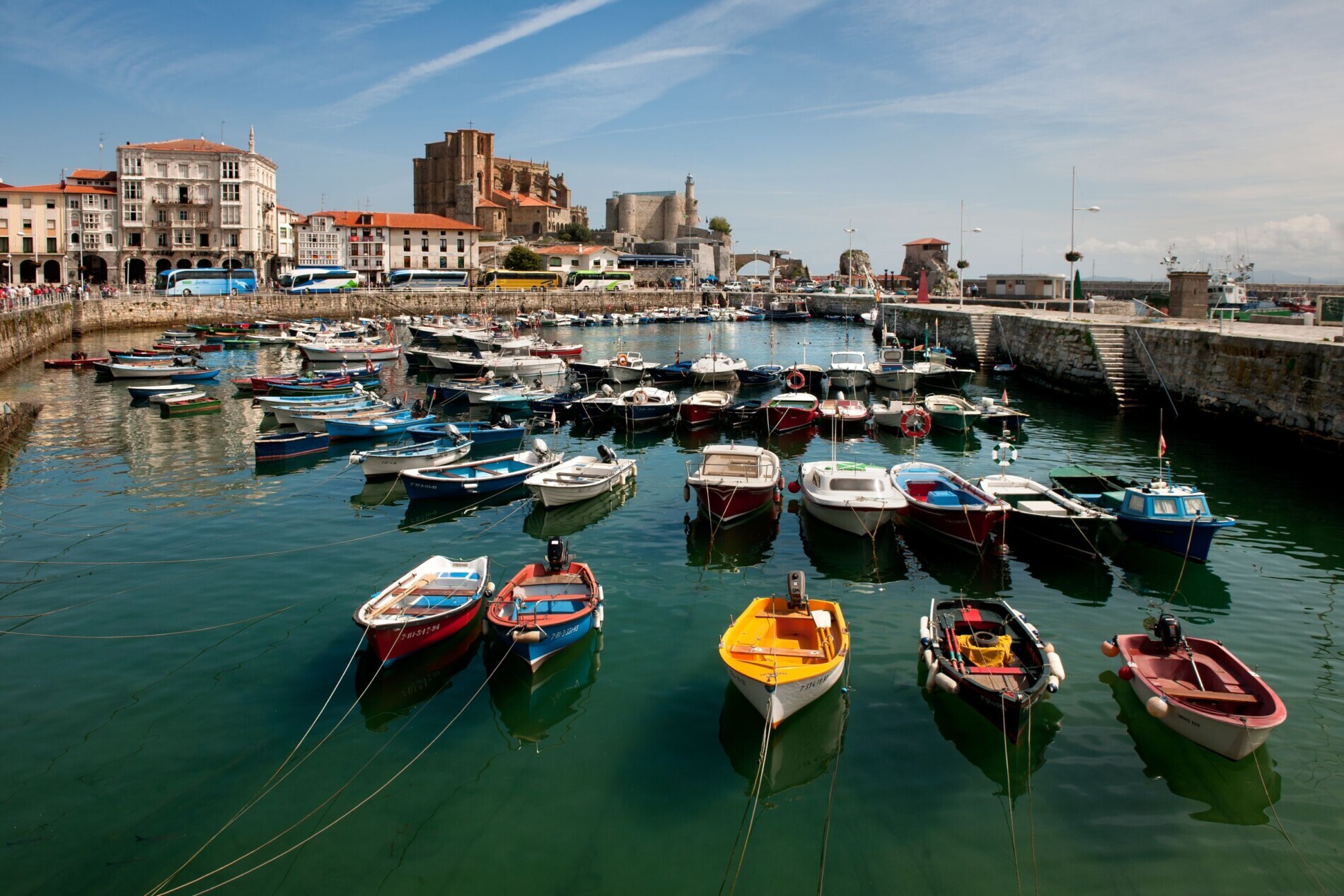 PUERTO DE CASTRO URDIALES CON LA IGLESIA DE SANTA MARIA Y EL FARO AL FONDO